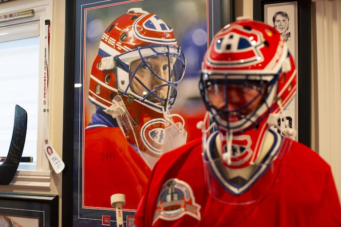 Une photo du gardien de but Patrick Roy est accrochée à un mur chez Sunil Peetush.