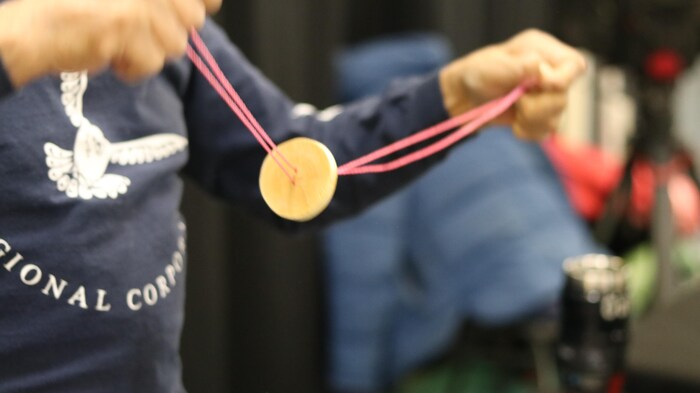 Un yoyo artisanal en train de tourner.