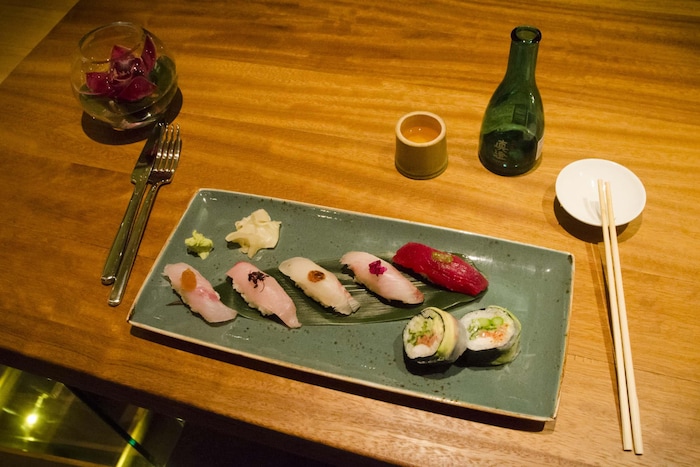Étiquette japonaise : un plateau de sushi, des baguettes et du saké