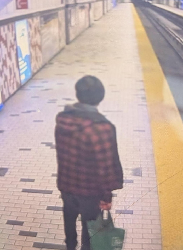 Un homme sur le quai du métro.