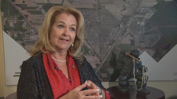 La mairesse de Sainte-Julie Suzanne Roy estime que la situation des femmes s'est lentement améliorée en politique municipale. 