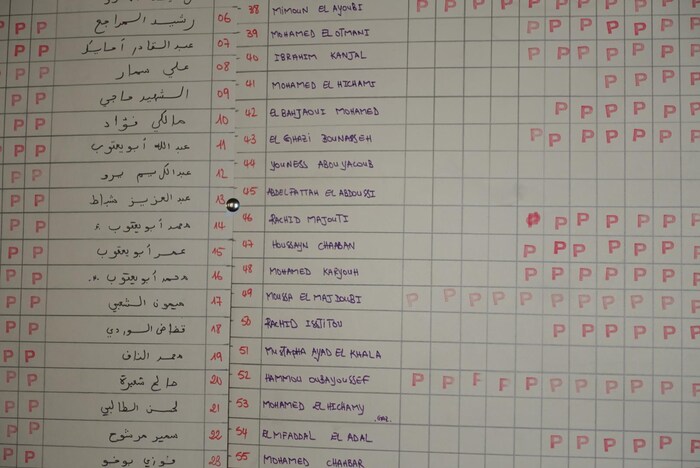 Tableau de la liste des donateurs de la mosquée. Younès Abouyaaqoub est le numéro 44.