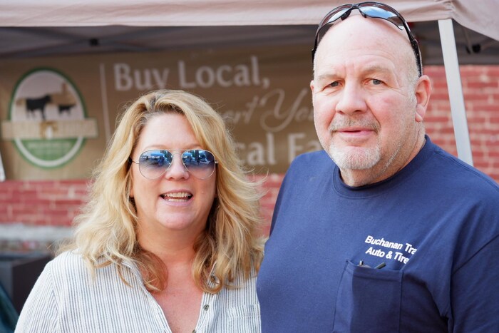 Tammy et Steve Biser devant leur kiosque au marché public de Waynesboro, en Pennsylvanie. 