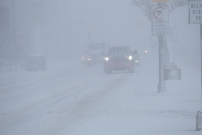 Des voitures dans une tempête de neige le 13 avril 2022 au Manitoba.