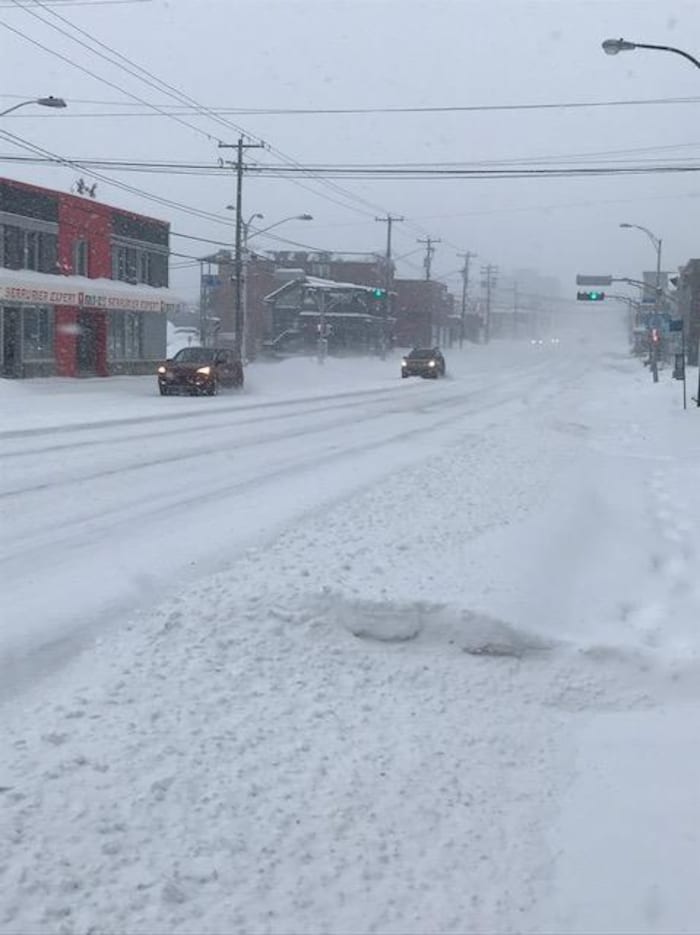 Quelques voitures sur la rue King Ouest à Sherbrooke en pleine tempête de  neige.