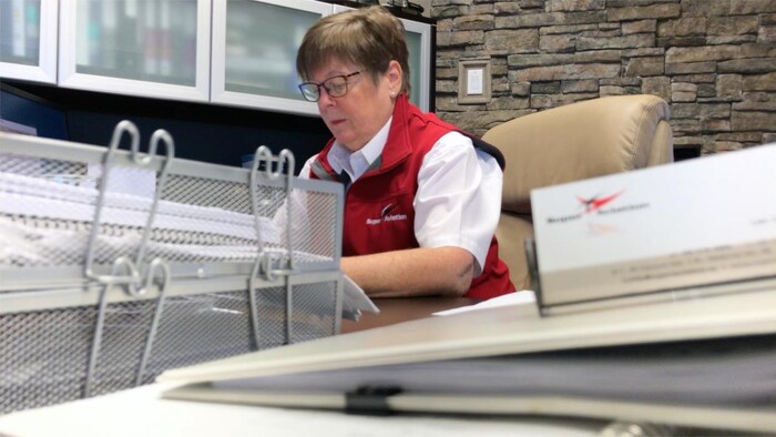 Terri Super, la propriétaire de l'école de pilotage Super T, est assise à son bureau.