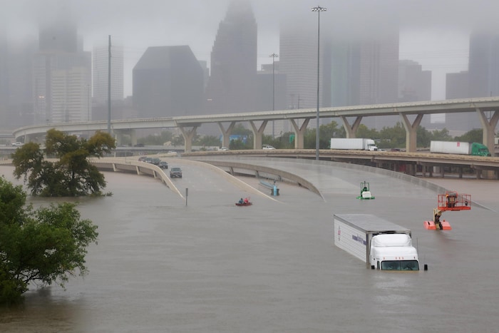 La plupart des autoroutes sont submergées à Houston, au Texas.