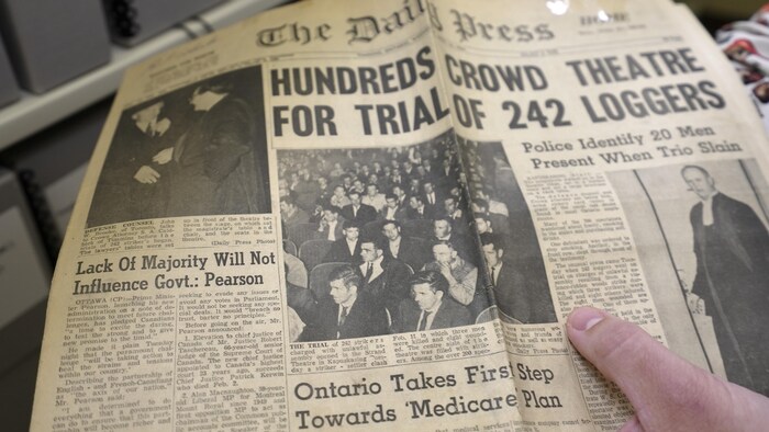 Des journaux du Daily Press sur la grève de Reesor Siding.