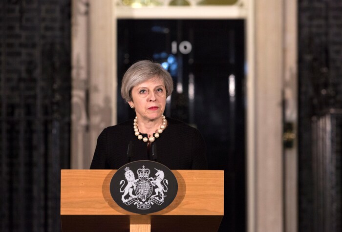 Theresa May s'adresse aux médias après l'attaque au parlement de Westminster.