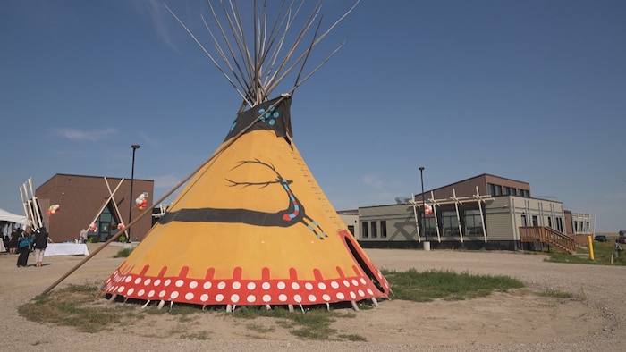 Un tipi installé au centre de traitement de la toxicomanie de la Nation Siksika, en Alberta.