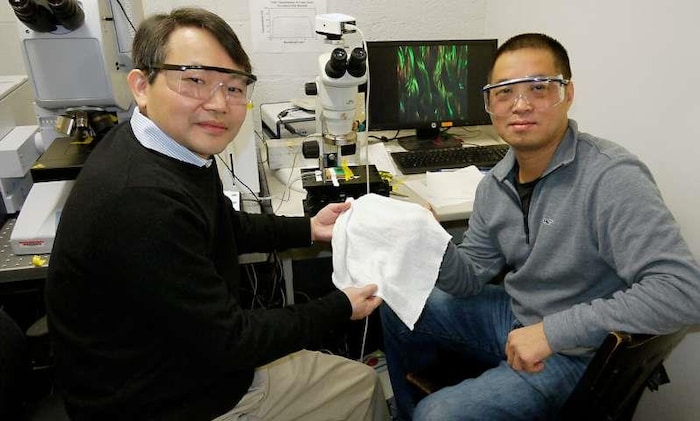  Les chercheurs YuHuang Wang et Ouyang Min présentent leur création.