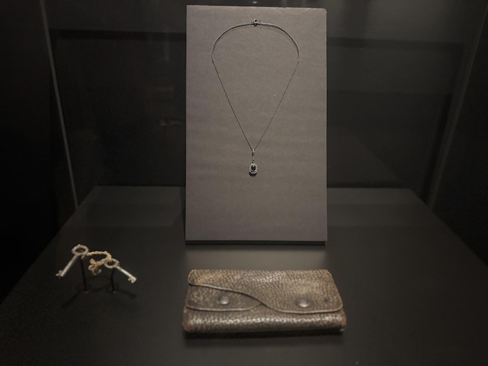 Un collier, une clé et portefeuille.