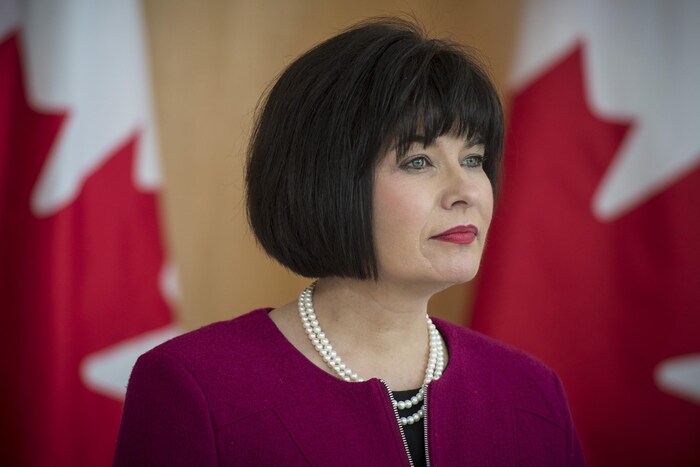 La ministre fédérale de la Santé, Ginette Petitpas Taylor, écoute les commentaires lors d'une conférence de presse sur le programme national d'assurance-médicaments à l'Institut du savoir Li Ka Shing, à Toronto le 6 mars 2019.