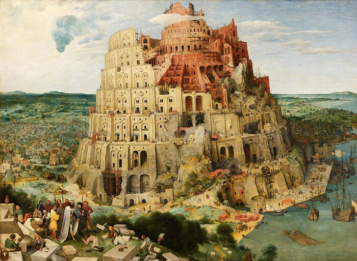 La tour de Babel immense près de l'eau, près de 10 étages.