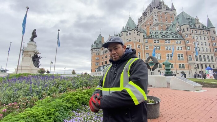 Abel Fuentes à côté d'un jardin à côté du Château Frontenac.