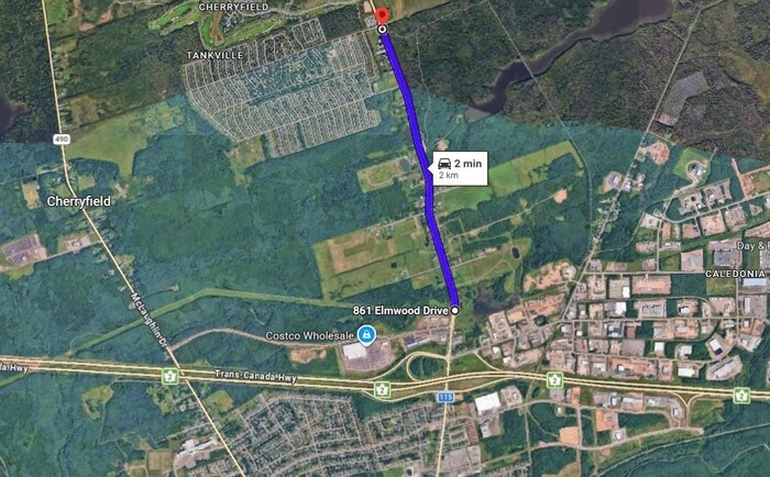 Une section de route est marquée en bleu sur une image satellite tirée de Google Maps.