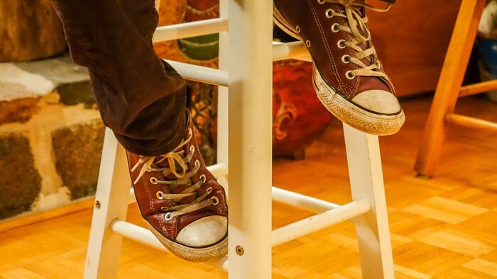 Les souliers d'un jeune homme photographiés de manière anonyme