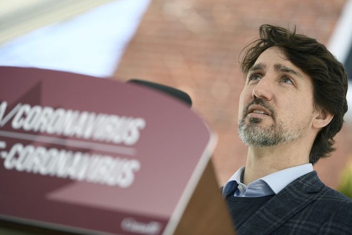 Gros plan de Justin Trudeau devant sa résidence.