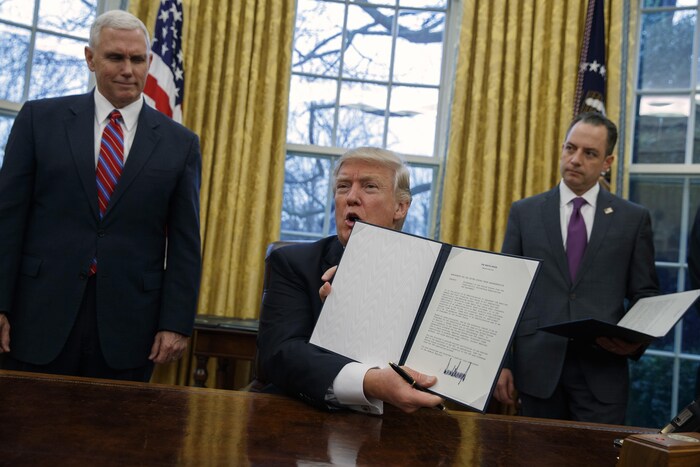 Le président Donald Trump montre le décret présidentiel qui ordonne le retrait des États-Unis du Partenariat transpacifique.