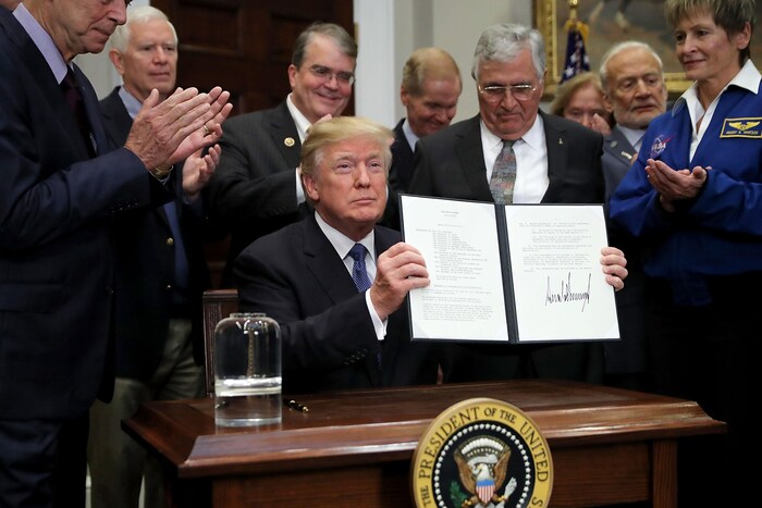 Une photo montre le président américain Donald Trump lors de la signature d'une directive demandant à la NASA de renvoyer des hommes sur la Lune. Pour les Américains, le projet Lunar Gateway est devenu prioritaire.