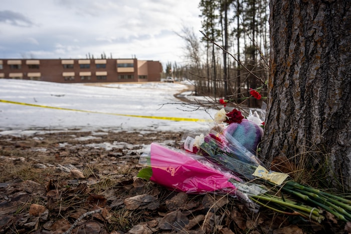 Un mémorial devant une école secondaire le lendemain d'une fusillade de masse dans cette école de Tumbler Ridge, en Colombie-Britannique, le mercredi 11 février 2026.