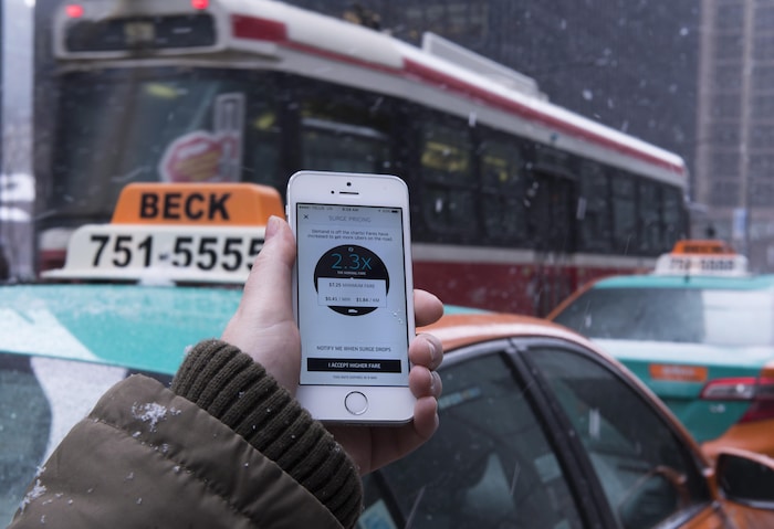 Un téléphone intelligent, un taxi et un tramway à Toronto.