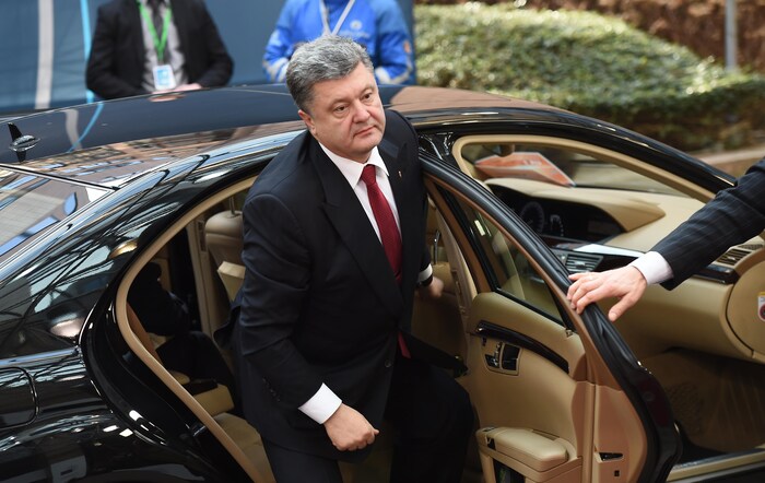 Petro Porochenko descend d'une voiture de luxe.
