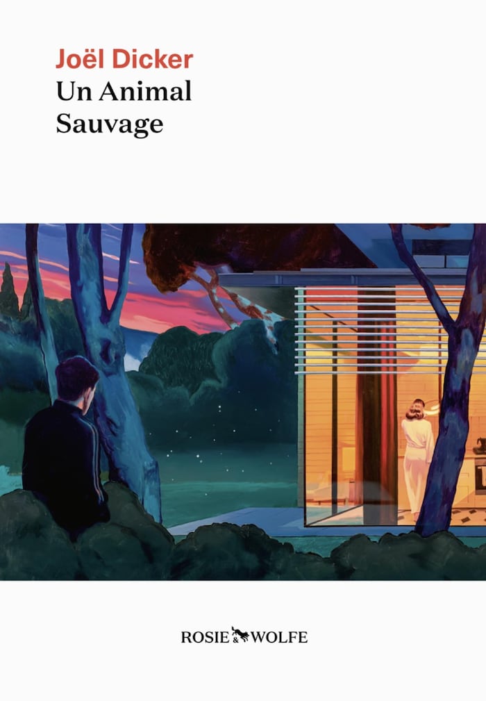 La couverture du livre montrant un homme épiant une femme se trouvant dans une maison aux murs vitrés.