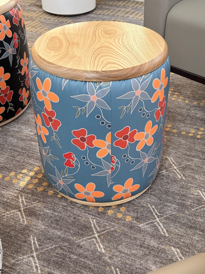 Des fleurs inspirées de motifs autochtones et métis ornent l’un des tabourets conçus par l’artiste Destiny Seymour, dans un aménagement pensé en collaboration avec des employés, des étudiants et des aînés.