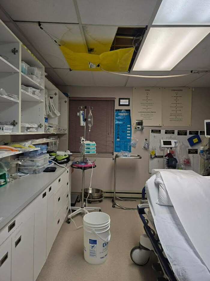Une chaudière au sol et une toile au plafond dans une salle d'examen.