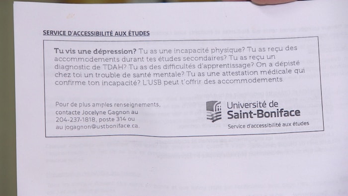 Photo d'une feuille de papier sur laquelle on peut lire que les étudiants qui en ont besoin peuvent faire appel aux services d'accessibilité de l'Université.