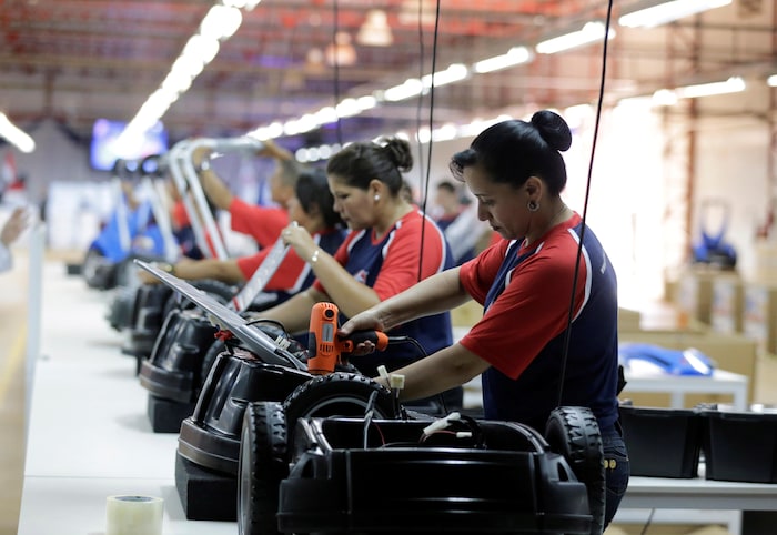 Des femmes travaillant dans une usine au Paraguay.