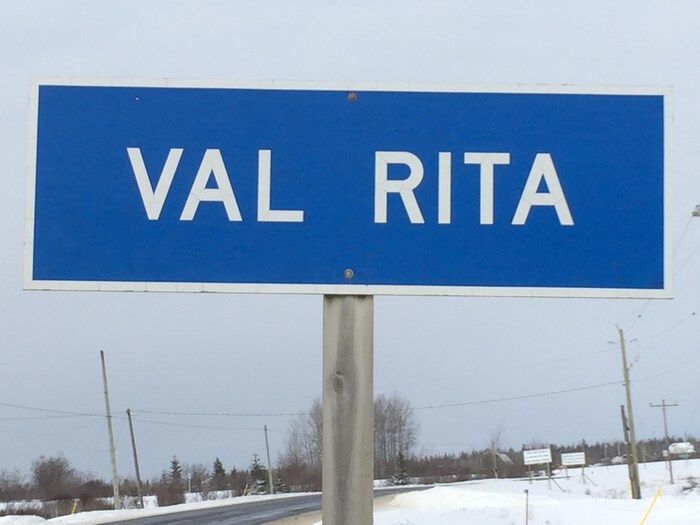 Pancarte routière indiquant le village de Val Rita.