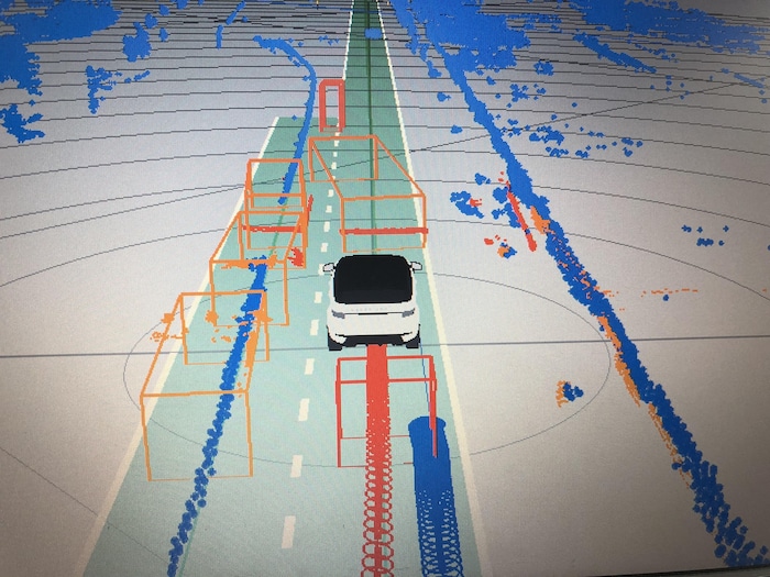 L'écran de la voiture autonome montre des blocs et des lignes.