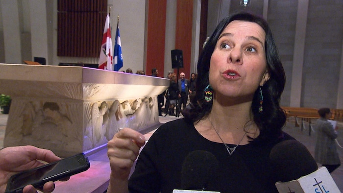 La mairesse en mêlée de presse.