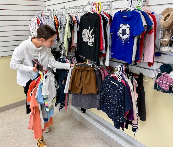 Une femme en train de chercher des déguisements pour ses enfants en vue de l'Halloween, dans une brocante de Beaumont, près d'Edmonton, en Alberta.