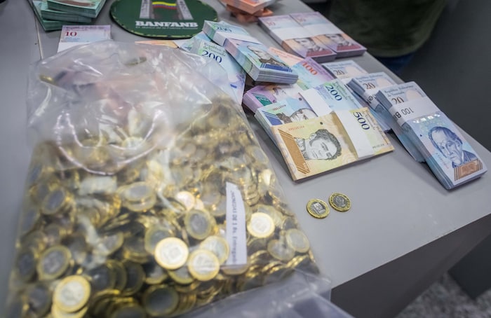 Les divers billets de banque de la nouvelle monnaie vénézuélienne sont exposés sur une table, à Caracas.
