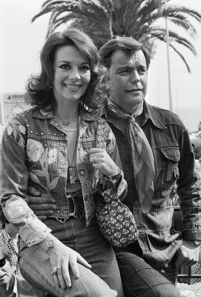 Natalie Wood sourit à la caméra aux côtés de son mari, Robert Wagner, qui la tient par la taille, au Festival de Cannes en 1976.