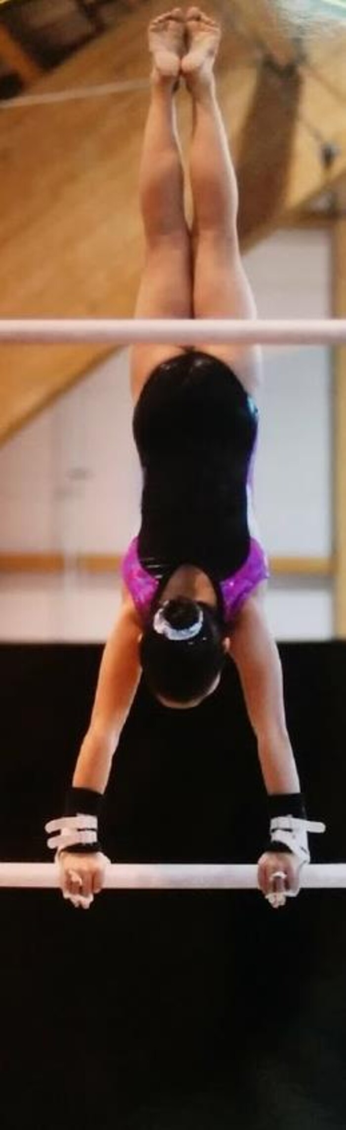 Victoria, gimnasta de 14 años, en las barras asimétricas.