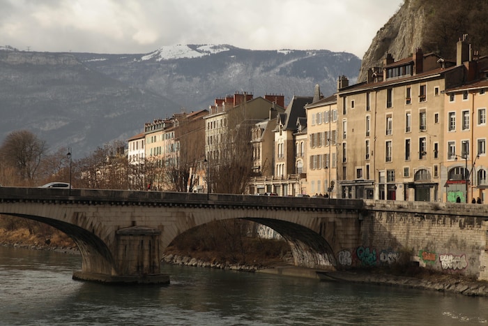 Les Français surnomment Grenoble la « capitale des Alpes ».