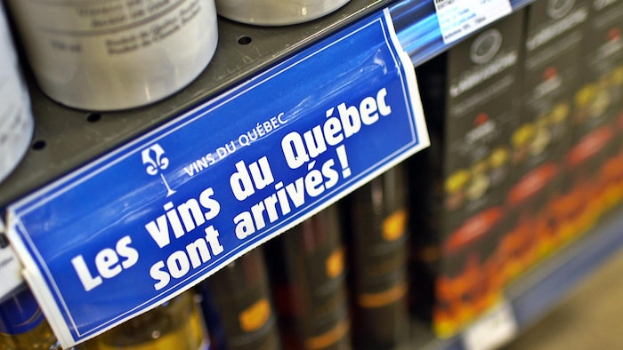 Une affichette dans une épicerie faisant la promotion des vins du Québec.