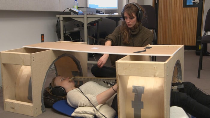 La chercheuse postdoctorale en neurosciences de l'Université McGill Indiana Wollman et une participante à l'étude qui doit apprendre les rudiments du violoncelle pour une expérience mesurant l'activité de son cerveau.