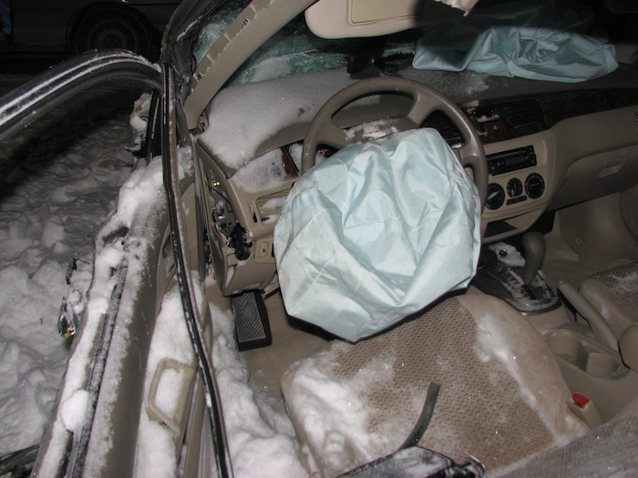 La voiture accidentée avec un sac gonflable déployé côté conducteur.
