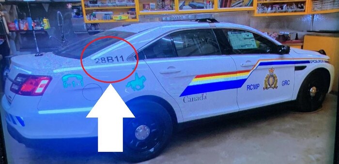 Une voiture de police avec une flèche qui montre le numéro d'identification du véhicule. 