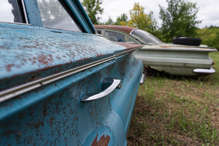 Une vieille voiture. 