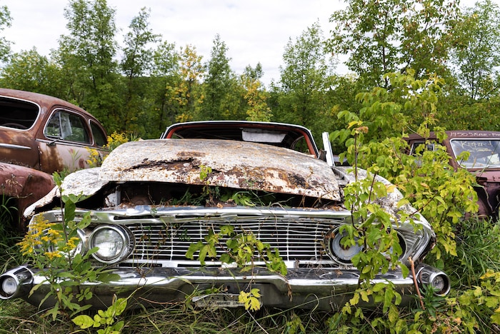 Une vieille voiture. 