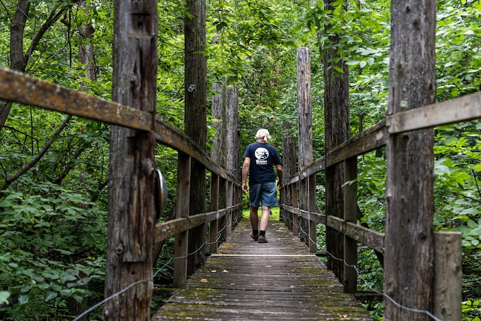 Un homme traverse un pont. 