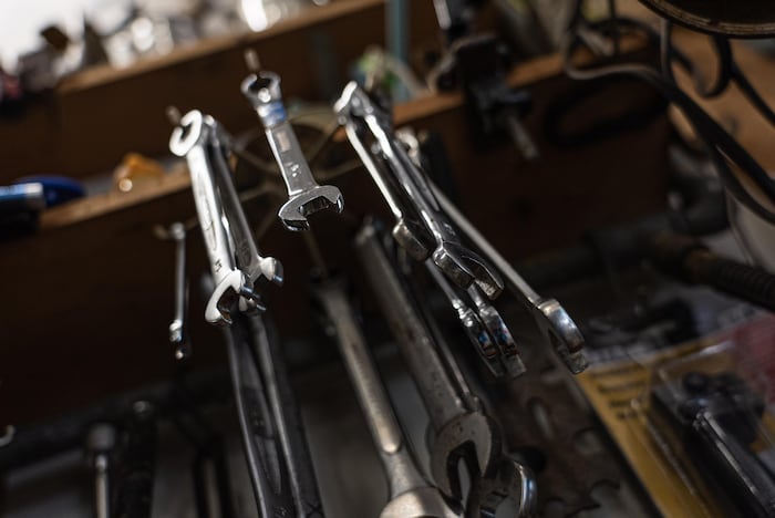 Des outils qui pendent du plafond. 