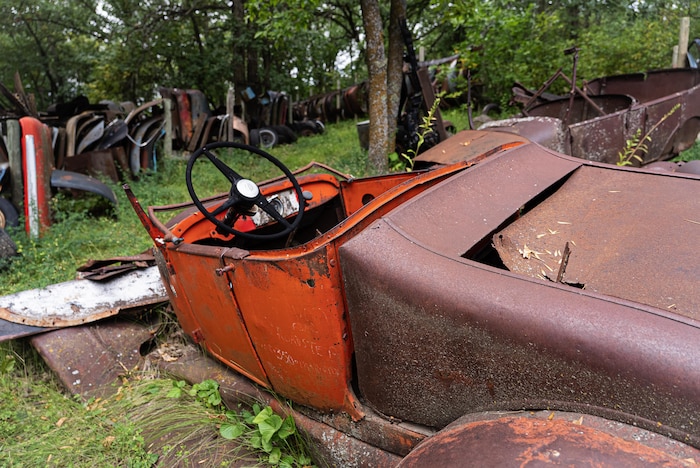 Une carcasse de voiture. 