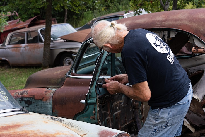 Un homme et une vieille voiture. 